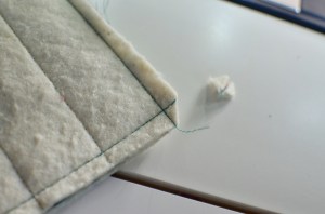 เย็บสามมุมเสร็จ ขลิบก้นกระเป๋าออกหน่อยนะคะ