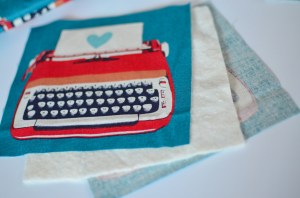 เอาผ้าชิ้นเล็กที่เตรียมไว้ออกมาแล้วดูว่าจะให้ชิ้นไหนเป็นชิ้นหน้า ชิ้นไหนเป็นชิ้นหลัง