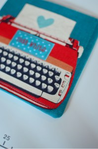 ขลิบขอบด้านล่างเสร็จแล้วพลิกเอาด้านถูกออกมา