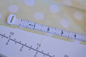 เราเหลือช่องด้านก้นกระเป๋าประมาณ 3.5 นิ้วเพื่อไว้กลับกระเป๋าด้าในออกมา