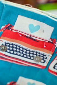 กลัดทั้งสองชิ้นเข้าด้วยกันโดยหันเอาด้านกระดุมออกด้านนอก