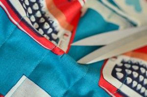 แล้วเราก็จะใช้กรรไกรขลิบผ้าให้ทะลุไปถึงแผ่นใยด้านหลัง