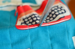 ใช้กรรไกรขลิบตรงของเส้นยาวที่ขีดไว้ทั้งสองด้าน