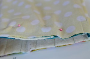 ใช้เข็มกลัดกลัดโดยรอบ