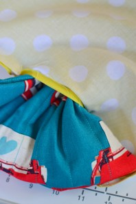 เสร็จแล้วกลับด้านเอากระเป๋าชิ้นนอกออกมาผ่านช่องก้นกระเป๋าที่เราเปิดทิ้งไว้