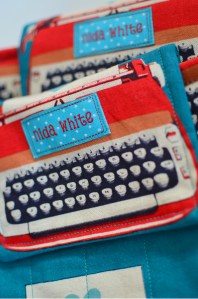 แล้วพลิกชิ้นปิดกระเป๋ากลับมาติดกระดุมให้เรียบร้อยก็เป็นอันเรียบร้อย